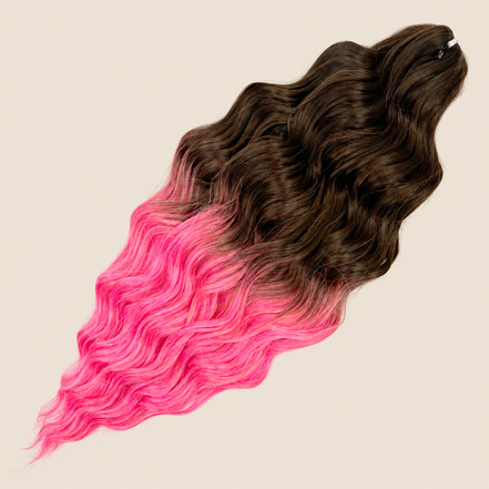 Anna golvend kanekalon invlechthaar donkerbruin-roze ombre Rosewood, 60 cm en 100 gram op beige achtergrond