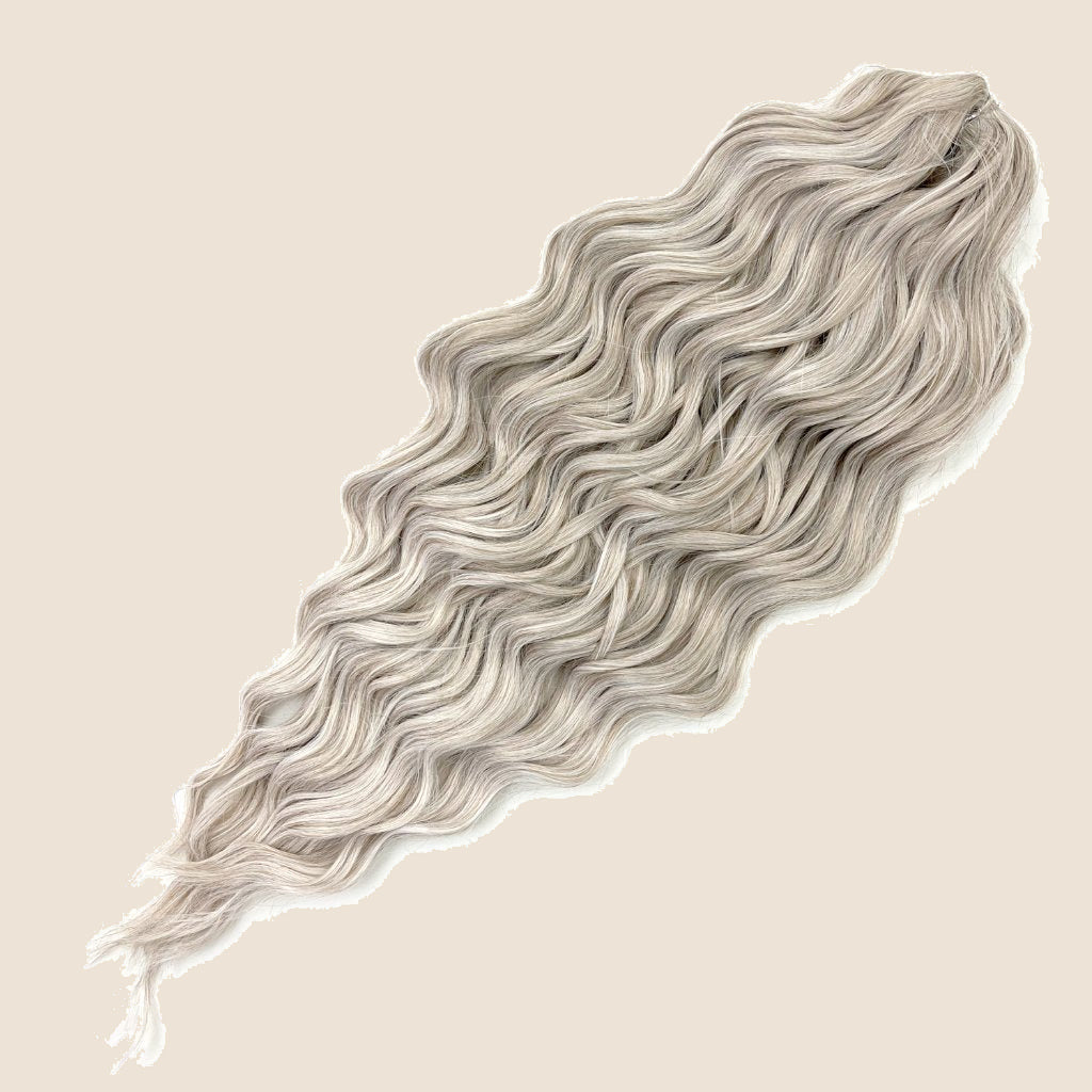Anna golvend invlechthaar 60 cm – Asblond-zilver ombre (T16/56C) – De HaarBoetiek