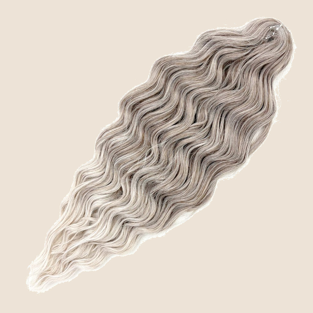 Anna golvend invlechthaar 60 cm – Donker asblond-zilver ombre (T18/56C) – De HaarBoetiek