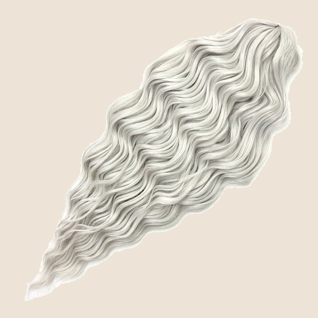 Anna golvend invlechthaar 60 cm – Wit-zilver (1001B) – De HaarBoetiek