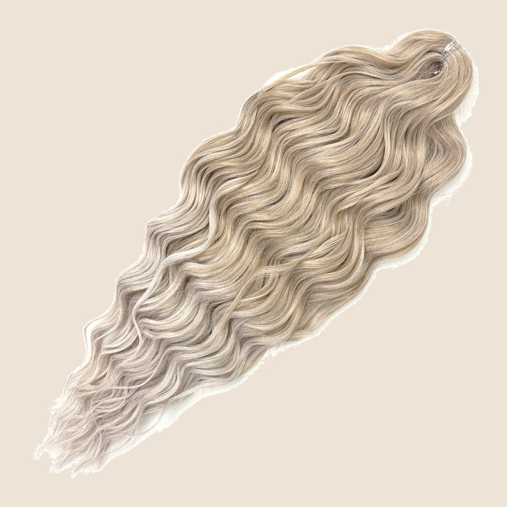 Anna golvend invlechthaar 60 cm – Beigeblond-zilver ombre (T16A/56C) – De HaarBoetiek