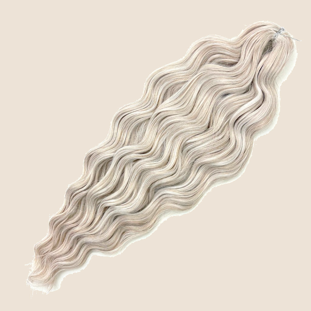 Anna golvend invlechthaar 60 cm – Licht asblond (LGL5) – De HaarBoetiek