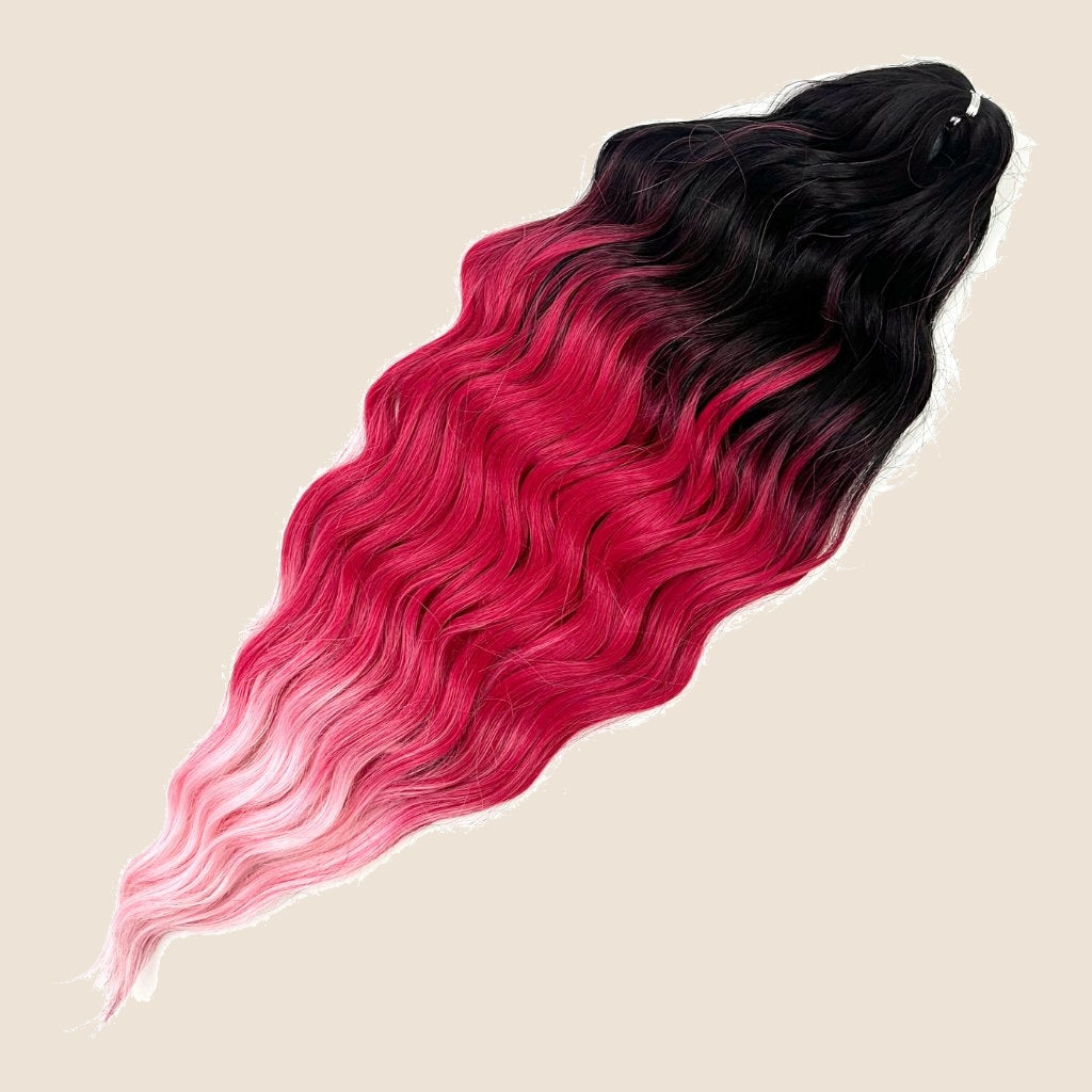 Anna golvend invlechthaar 60 cm 100 g – Zwart-rood-roze ombre (3T-RRed8) – De HaarBoetiek