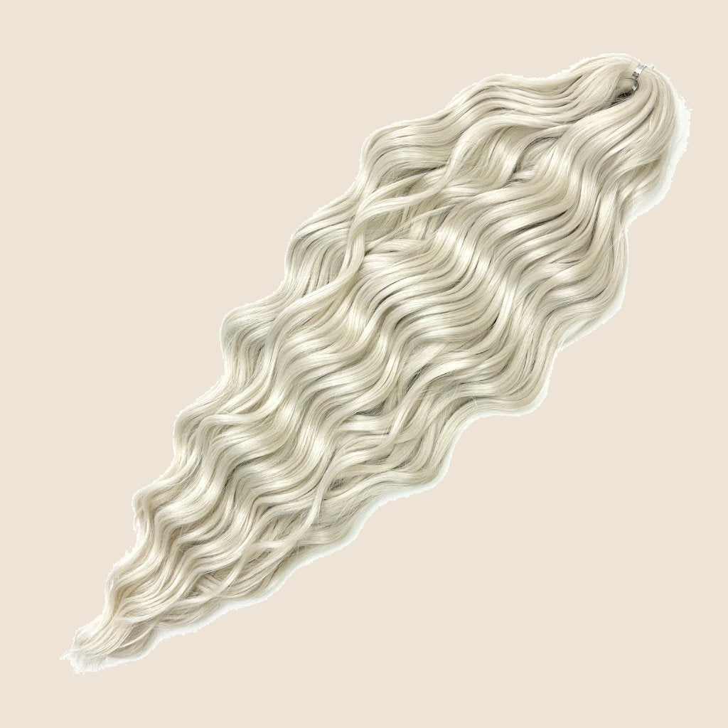 Anna golvend invlechthaar 60 cm 100 g – Platinablond (56E) – De HaarBoetiek
