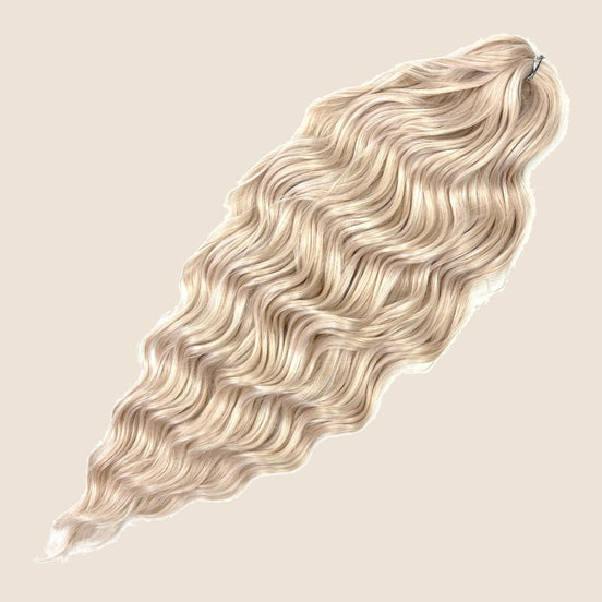 Anna golvend invlechthaar 60 cm 100 g – Crèmeblond (CREAMY) – De HaarBoetiek