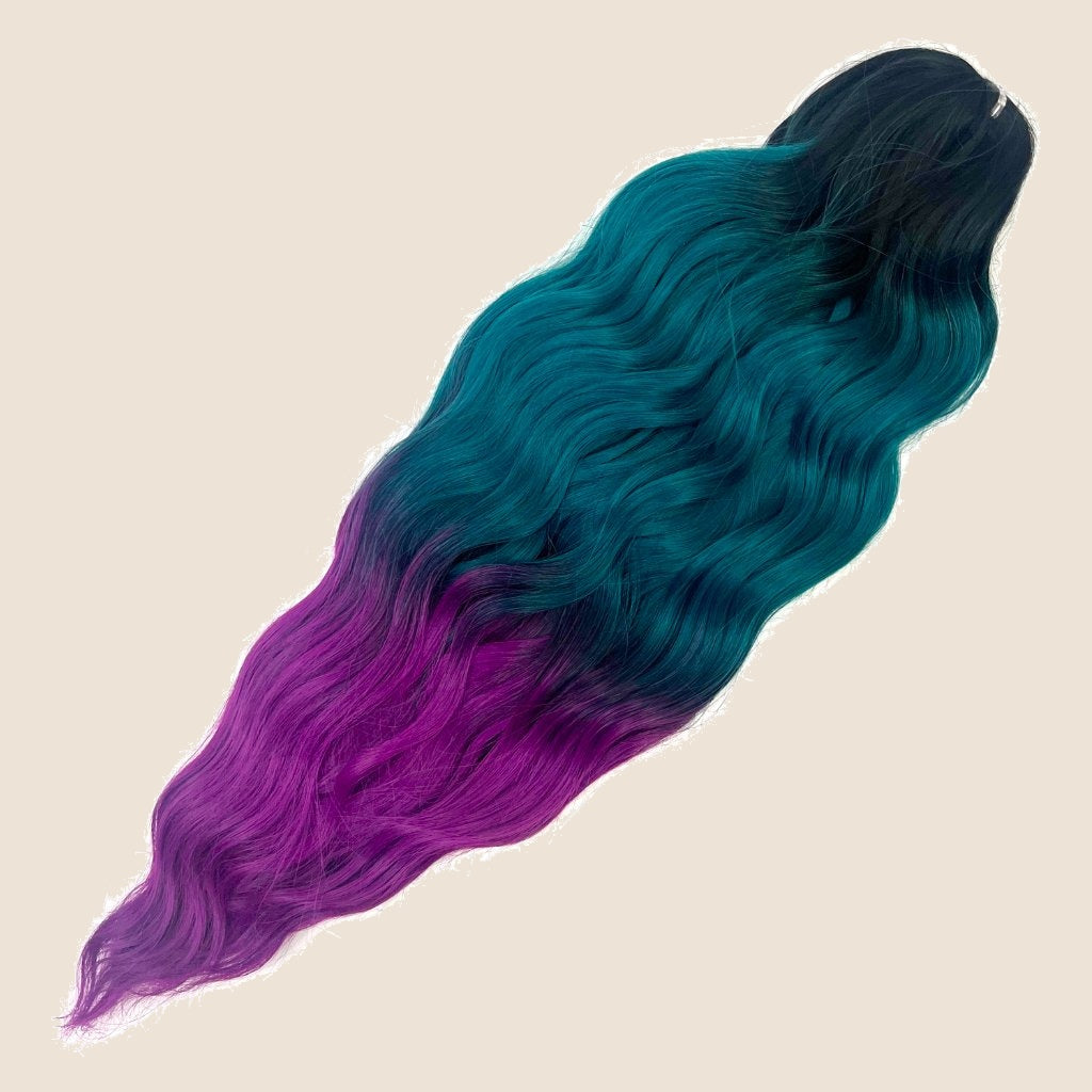 Anna golvend invlechthaar 60 cm 100 g – Blauw-turquoise-paars ombre (4T-GBP) – De HaarBoetiek