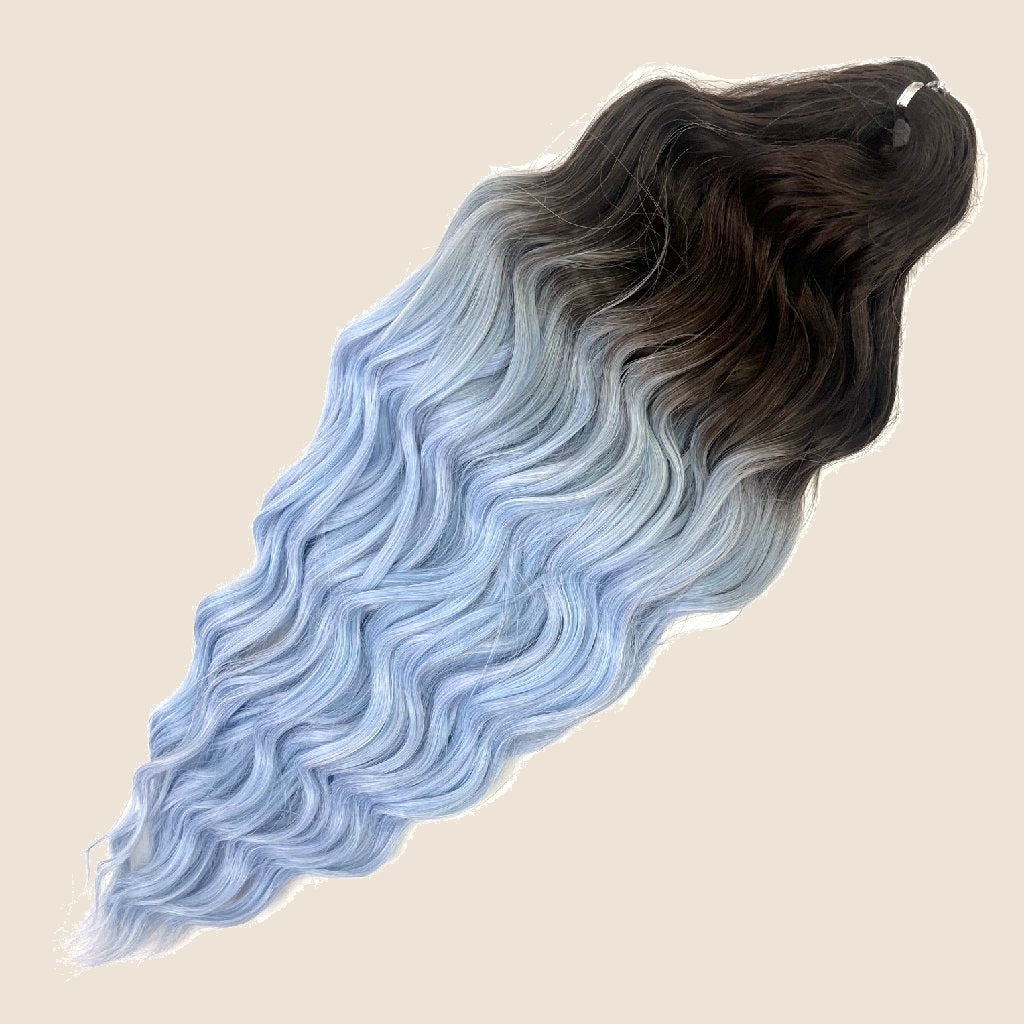Anna golvend invlechthaar 60 cm 100 g – Zwart-lichtblauw ombre (TT-BLUE(1)) – De HaarBoetiek
