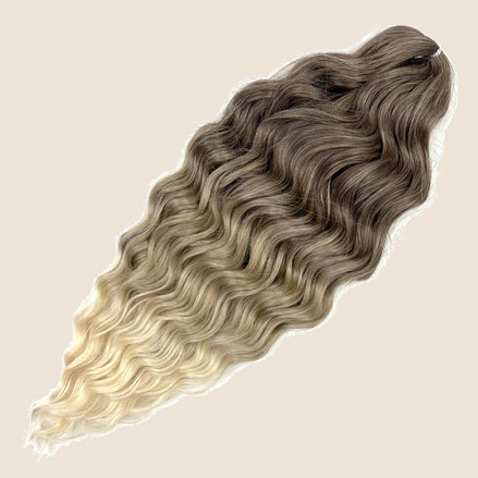 Anna golvend invlechthaar 60 cm 100 g – Asbruin-blond ombre (T3/BRONZE2) – De HaarBoetiek