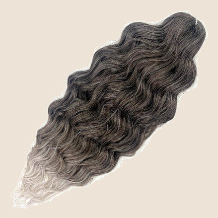 Anna golvend invlechthaar 60 cm 100 g – Donkergrijs-zilver ombre (T2/18/56C) – De HaarBoetiek