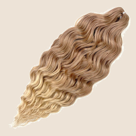 Anna golvend invlechthaar 60 cm 100 g – Karamelblond ombre (T30/24B) – De HaarBoetiek