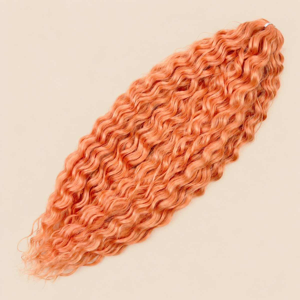 Ariel golvend kanekalon invlechthaar 55 cm 100 g, kleur 150C, op beige achtergrond