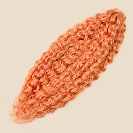 Ariel golvend kanekalon invlechthaar 55 cm 100 g, kleur 150C, op beige achtergrond