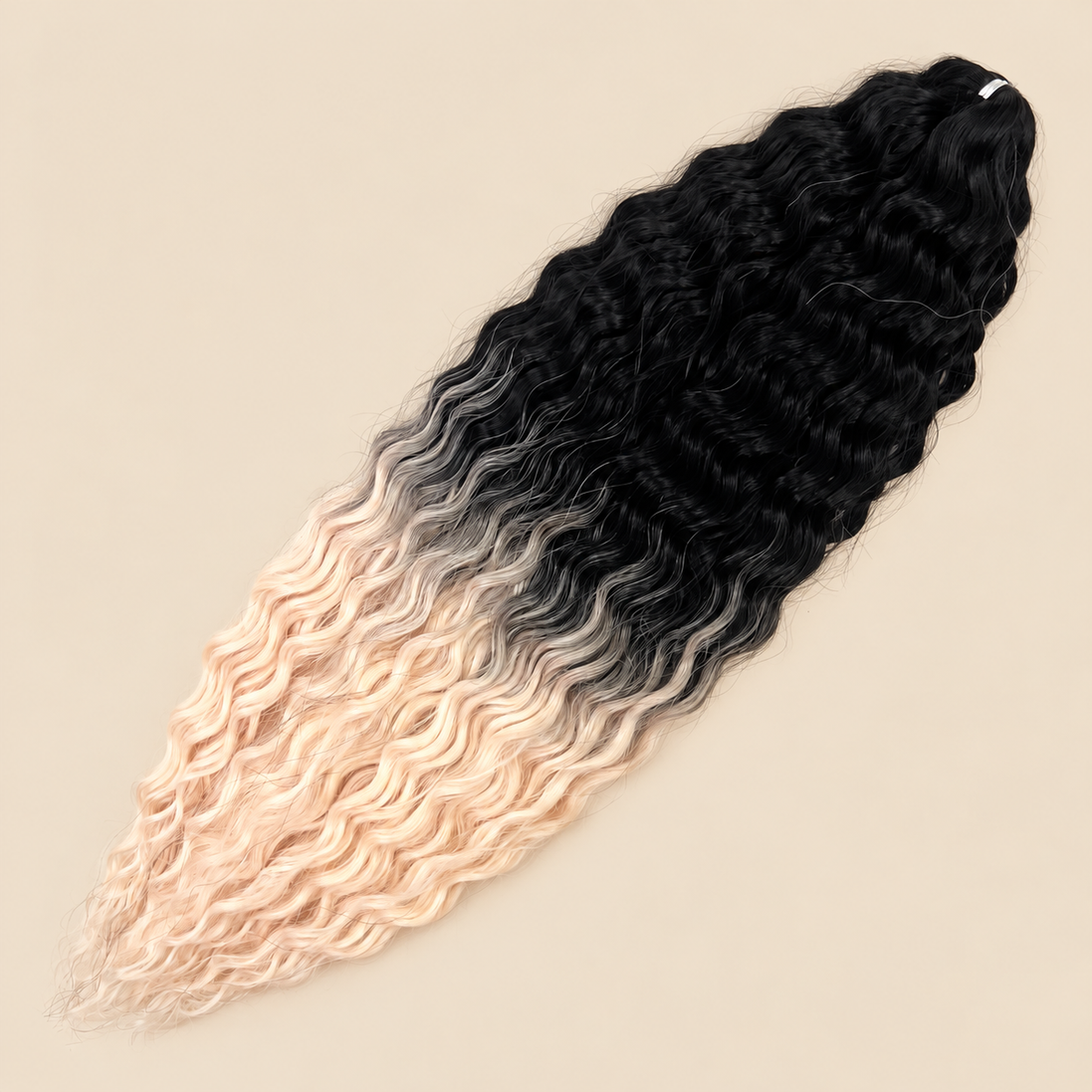 Ariel golvend kanekalon invlechthaar 55 cm 100 g, kleur Cruella, op beige achtergrond