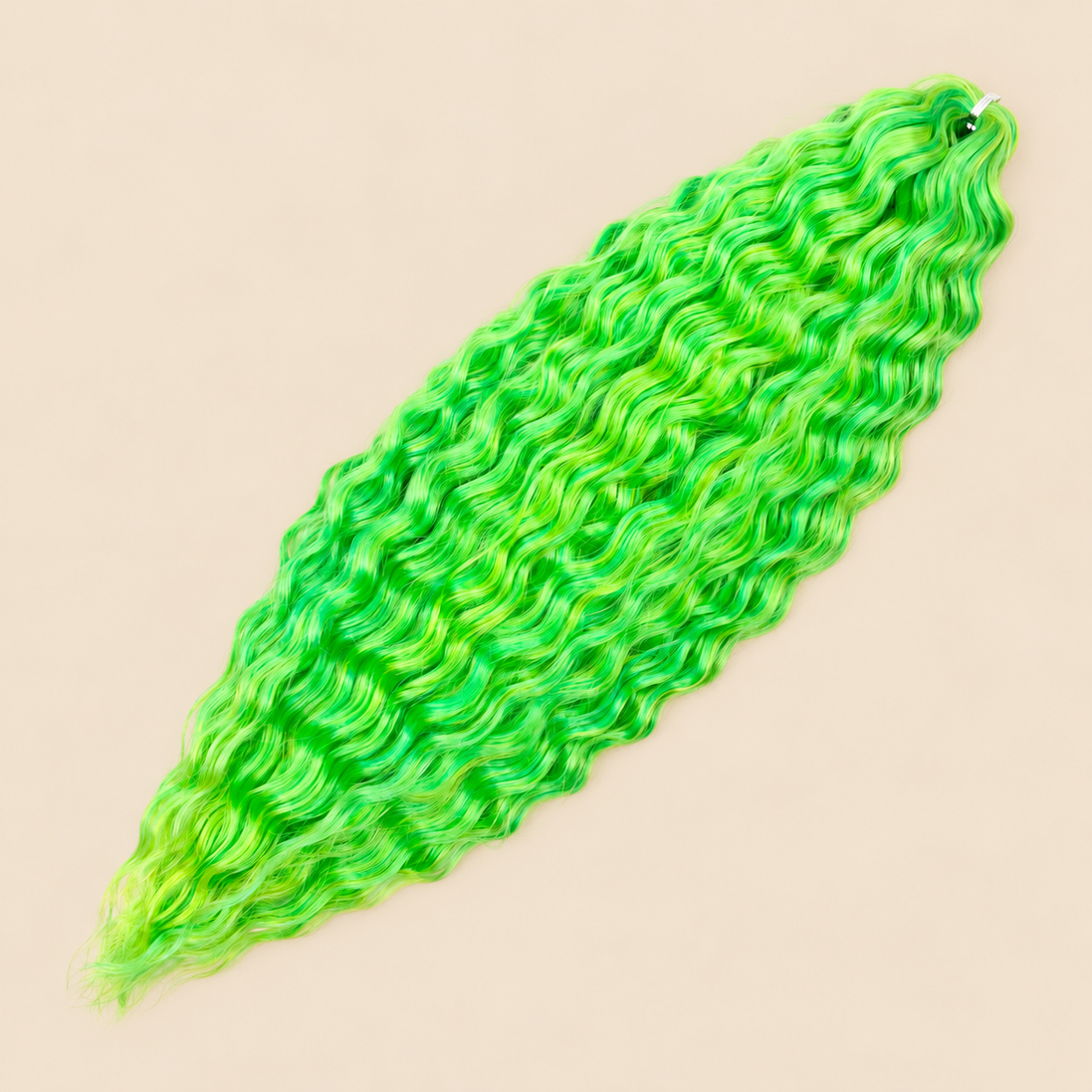 Ariel golvend kanekalon invlechthaar 55 cm 100 g, kleur DG25, op beige achtergrond