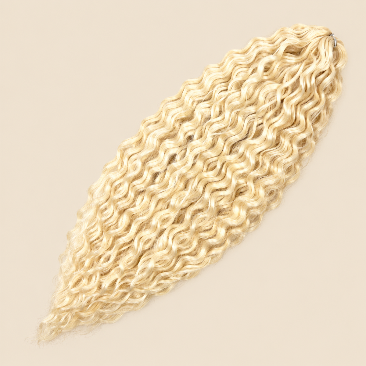 Ariel golvend kanekalon invlechthaar 55 cm 100 g, kleur FW8, op beige achtergrond