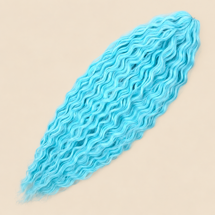 Ariel golvend kanekalon invlechthaar 55 cm 100 g, blauw (kleur LBLUEA), op beige achtergrond