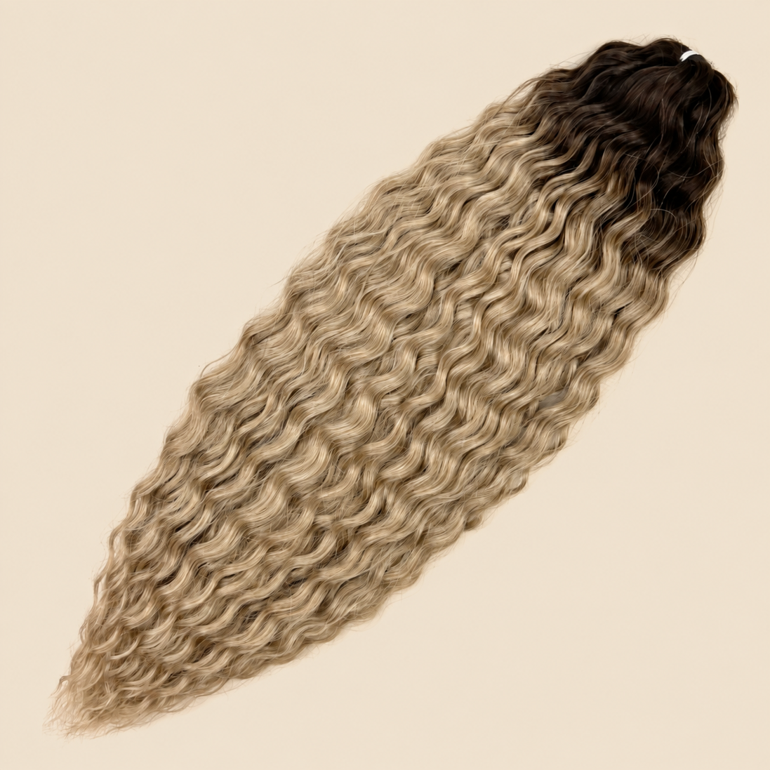 Ariel golvend kanekalon invlechthaar 55 cm 100 g, blond ombre (kleur TT-Linen(322)), op beige achtergrond