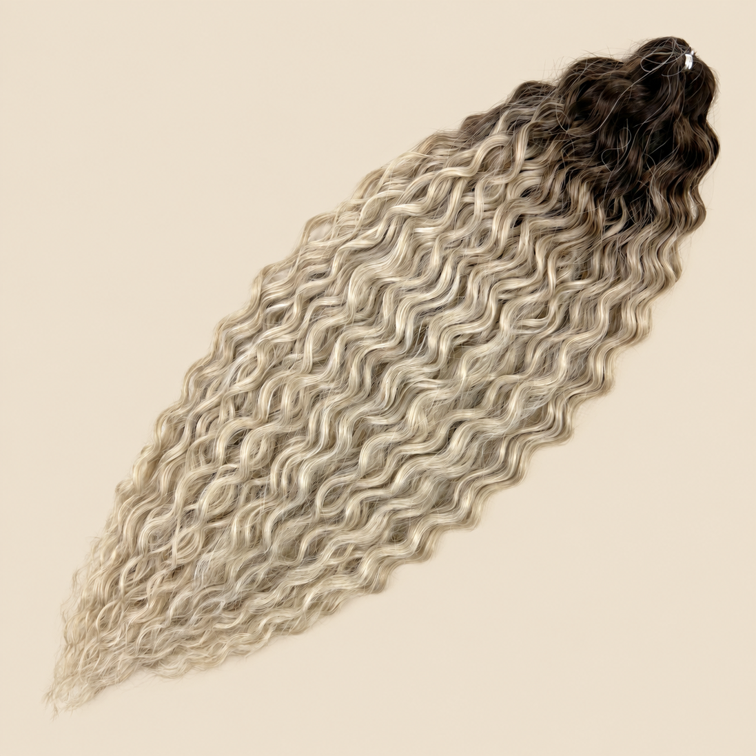 Ariel golvend kanekalon invlechthaar 55 cm 100 g, blond ombre (kleur TT-Linen(323)), op beige achtergrond