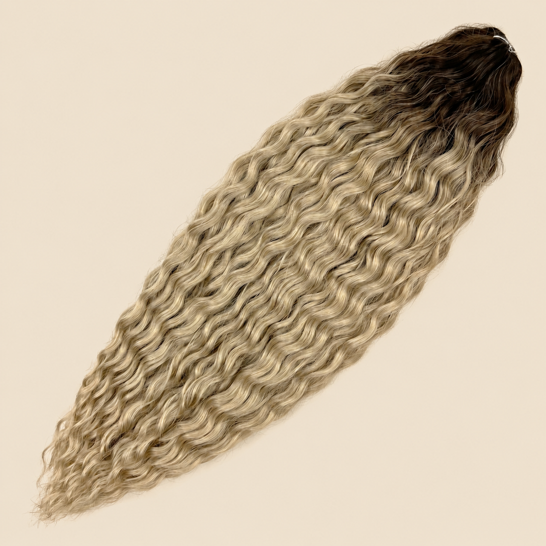 Ariel golvend kanekalon invlechthaar 55 cm 100 g, blond ombre (kleur TT-Linen(324)), op beige achtergrond