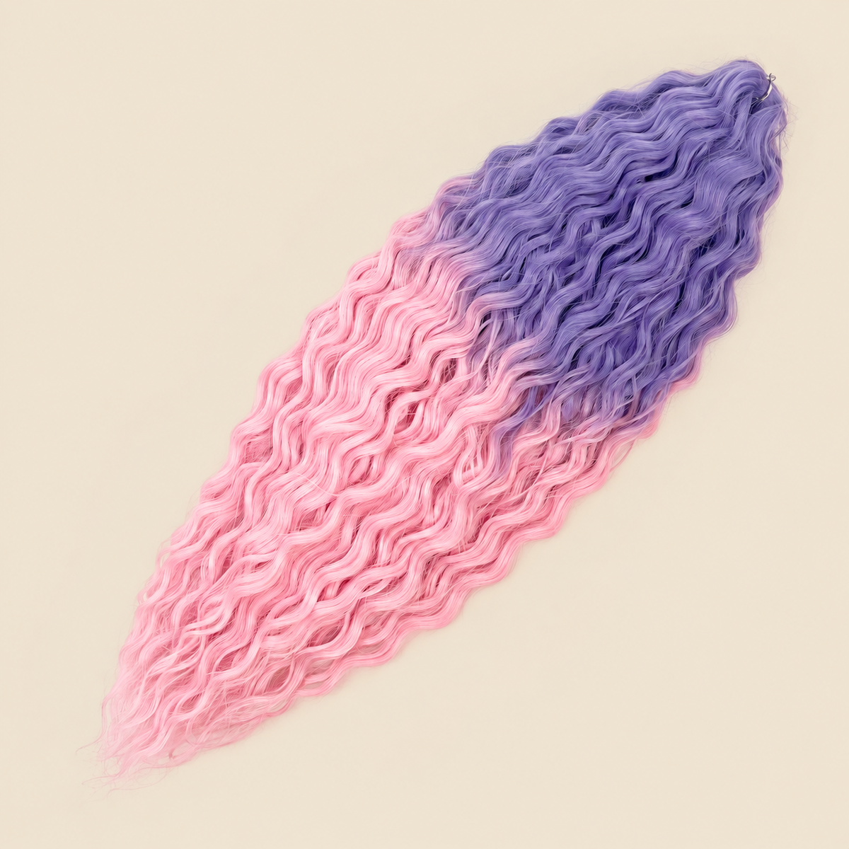 Ariel golvend kanekalon invlechthaar 55 cm 100 g, kleur TT-PP/PINK, op beige achtergrond