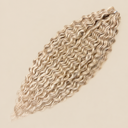 Ariel golvend kanekalon invlechthaar 55 cm 100 g in kleur TT16A/LGL5 op beige achtergrond