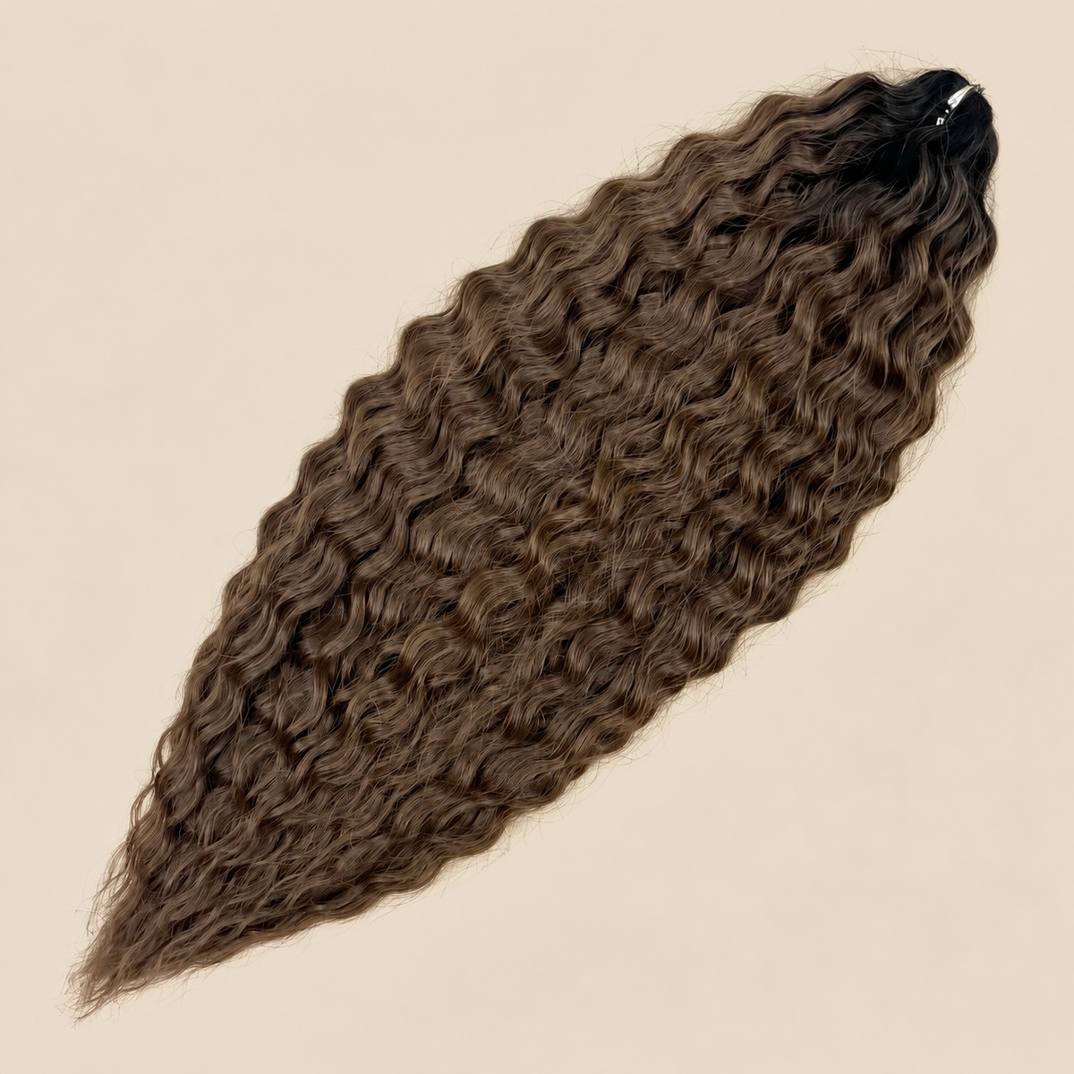 Ariel golvend kanekalon invlechthaar 55 cm 100 g in zwart/bruin ombre (kleur TT1B/DBROWN17) op beige achtergrond