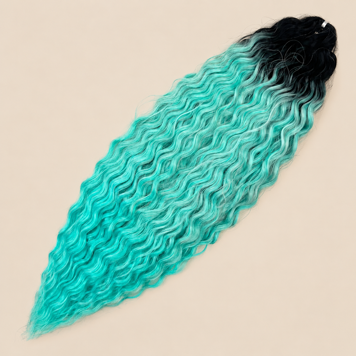 Ariel golvend kanekalon invlechthaar 55 cm 100 g in zwart/groen ombre (kleur TT1B/T-GGREEN30) op beige achtergrond