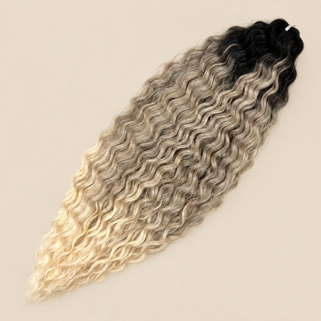 Ariel golvend kanekalon invlechthaar 55 cm 100 g in bruin/blond ombre (kleur TT2/T-LINEN62) op beige achtergrond