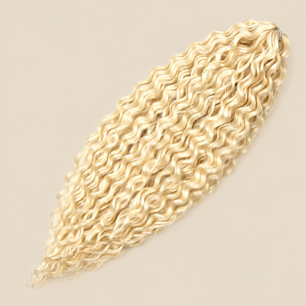 Ariel golvend kanekalon invlechthaar 55 cm 300 g in kleur FW8 op beige achtergrond
