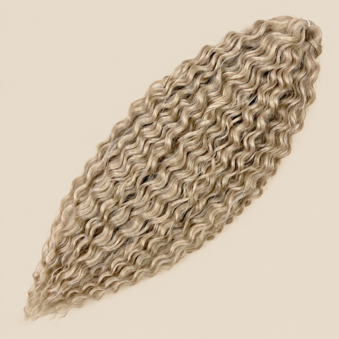 Ariel golvend kanekalon invlechthaar 55 cm 300 g in blond (kleur Linen26) op beige achtergrond