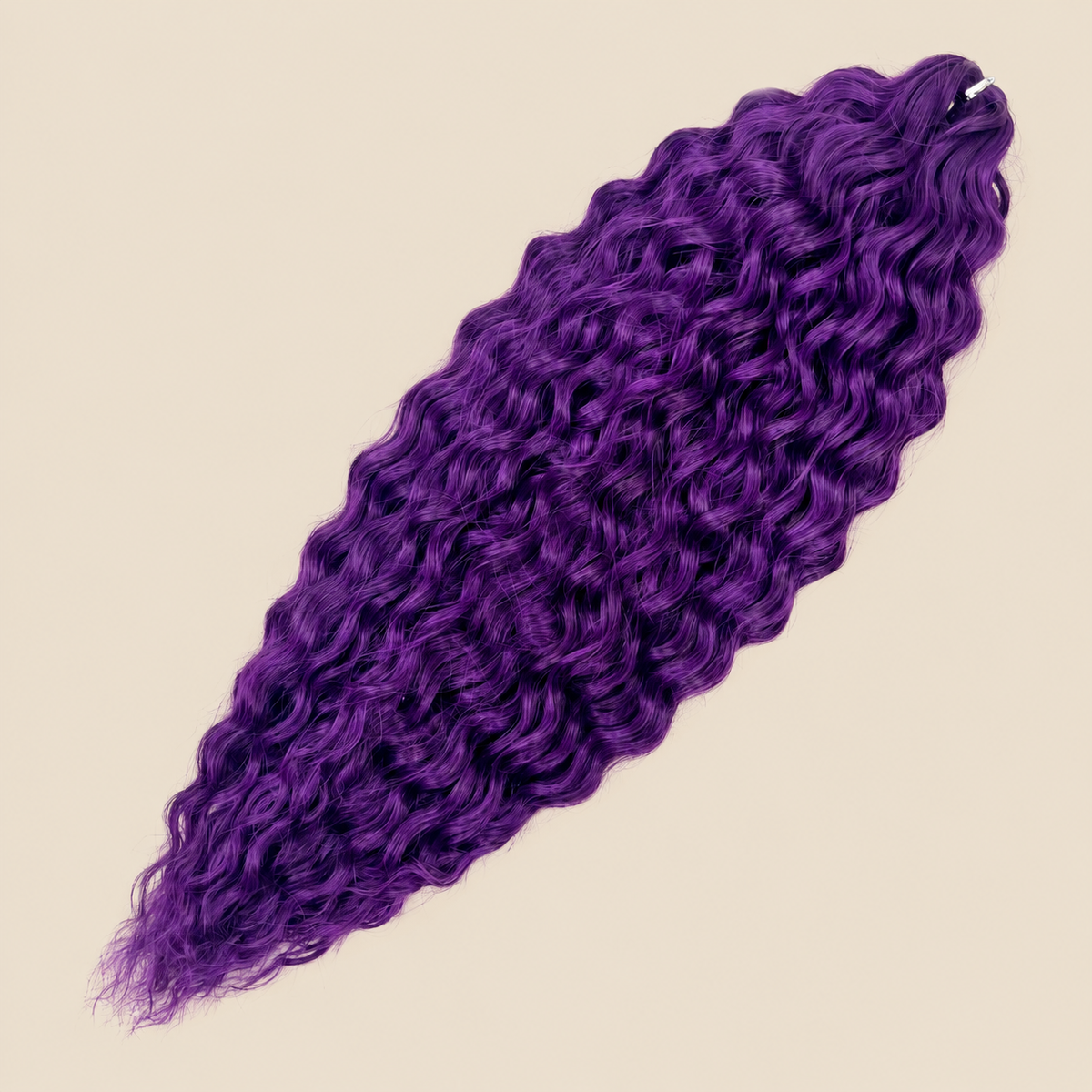 Ariel golvend kanekalon invlechthaar 55 cm 300 g in paars (kleur Purple2) op beige achtergrond