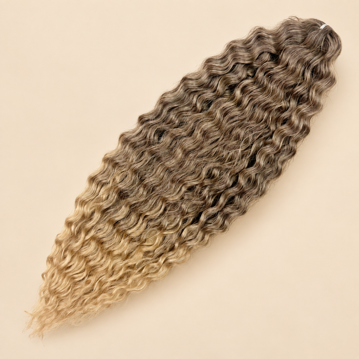 Ariel golvend kanekalon invlechthaar 55 cm 300 g in bruin/blond ombre (kleur T4/24D) op beige achtergrond