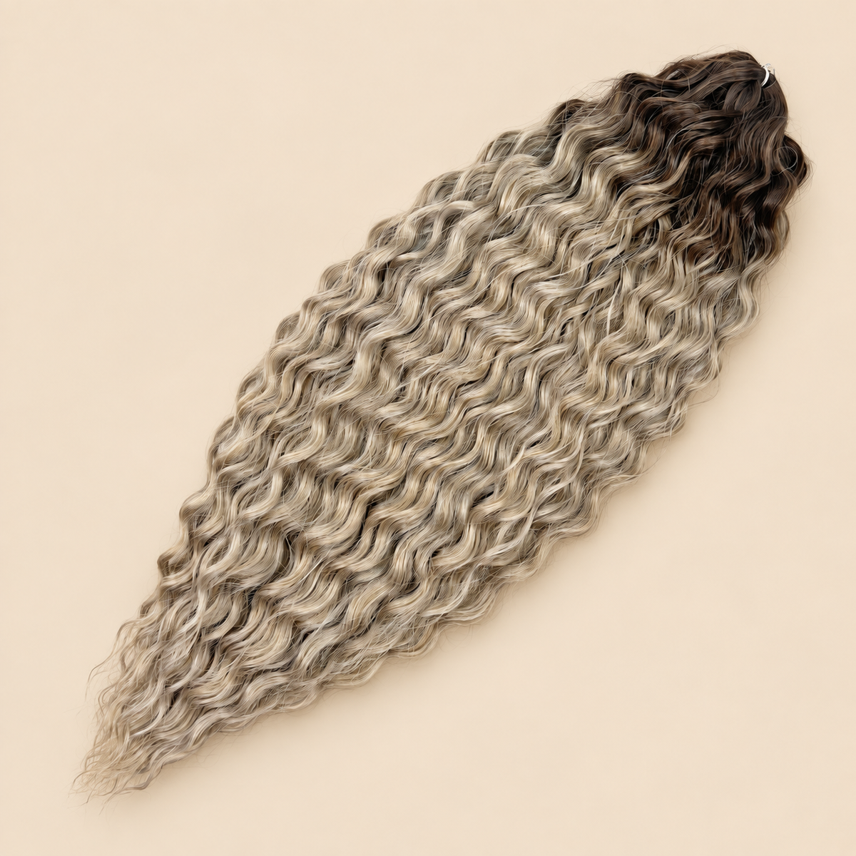 Ariel golvend kanekalon invlechthaar 55 cm 300 g in grijs ombre (kleur TT-IGRAY5) op beige achtergrond