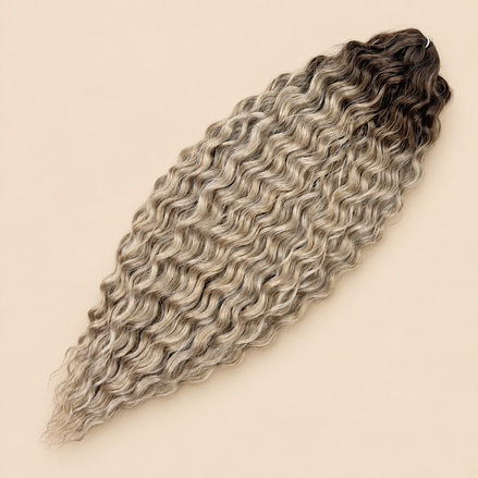 Ariel golvend kanekalon invlechthaar 55 cm 300 g in grijs ombre (kleur TT-IGRAY5) op beige achtergrond