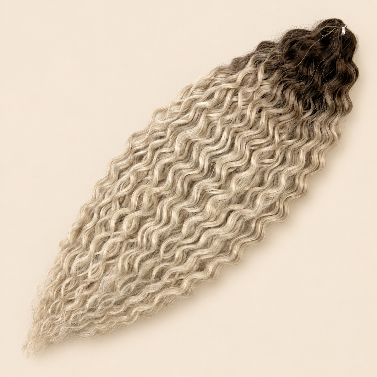 Ariel golvend kanekalon invlechthaar 55 cm 300 g in blond ombre (kleur TT-Linen(323)) op beige achtergrond
