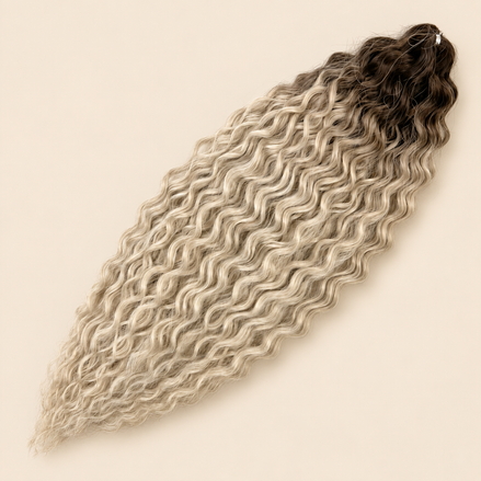 Ariel golvend kanekalon invlechthaar 55 cm 300 g in blond ombre (kleur TT-Linen(323)) op beige achtergrond
