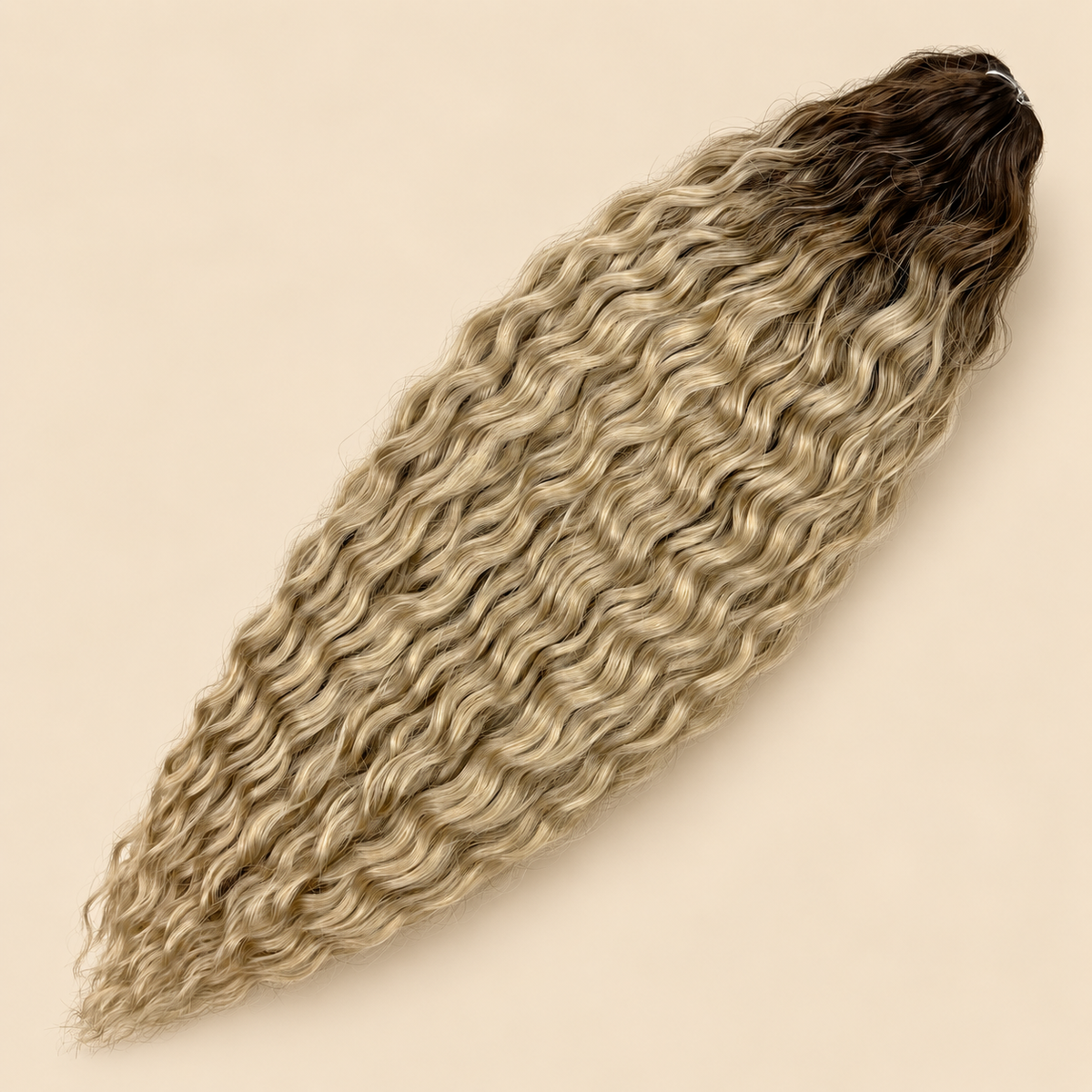 Ariel golvend kanekalon invlechthaar 55 cm 300 g in blond ombre (kleur TT-Linen(324)) op beige achtergrond