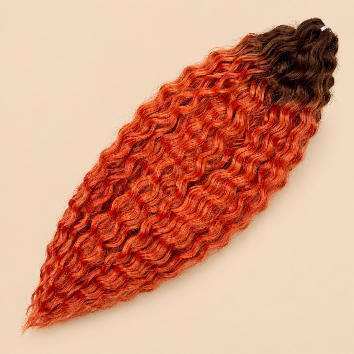 Ariel golvend kanekalon invlechthaar 55 cm 300 g in kleur TT-M460/ORANGE28 op beige achtergrond