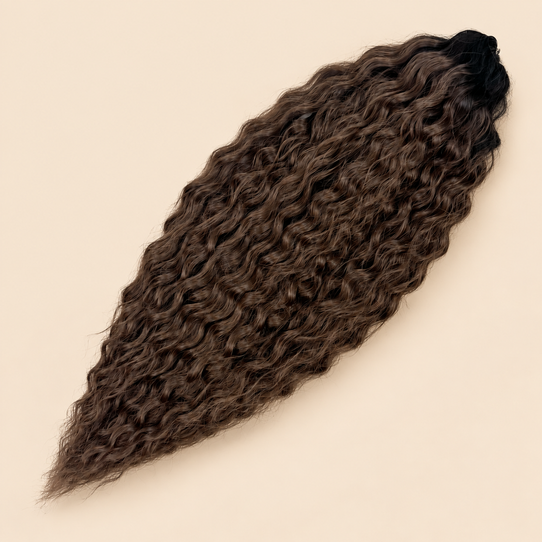 Ariel golvend kanekalon invlechthaar 55 cm 300 g in zwart/bruin ombre (kleur TT1B/DBROWN16) op beige achtergrond