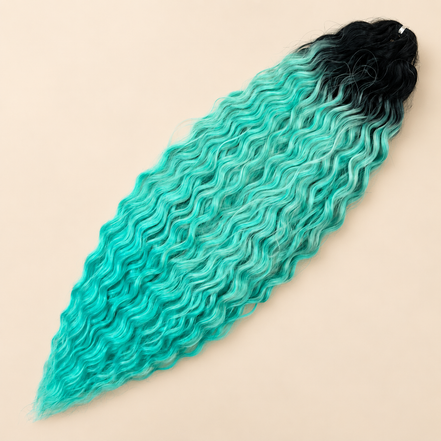 Ariel golvend kanekalon invlechthaar 55 cm 300 g in zwart/groen ombre (kleur TT1B/T-GGREEN30) op beige achtergrond