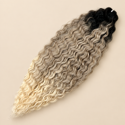 Ariel golvend kanekalon invlechthaar 55 cm 300 g in bruin/blond ombre (kleur TT2/T-LINEN62) op beige achtergrond
