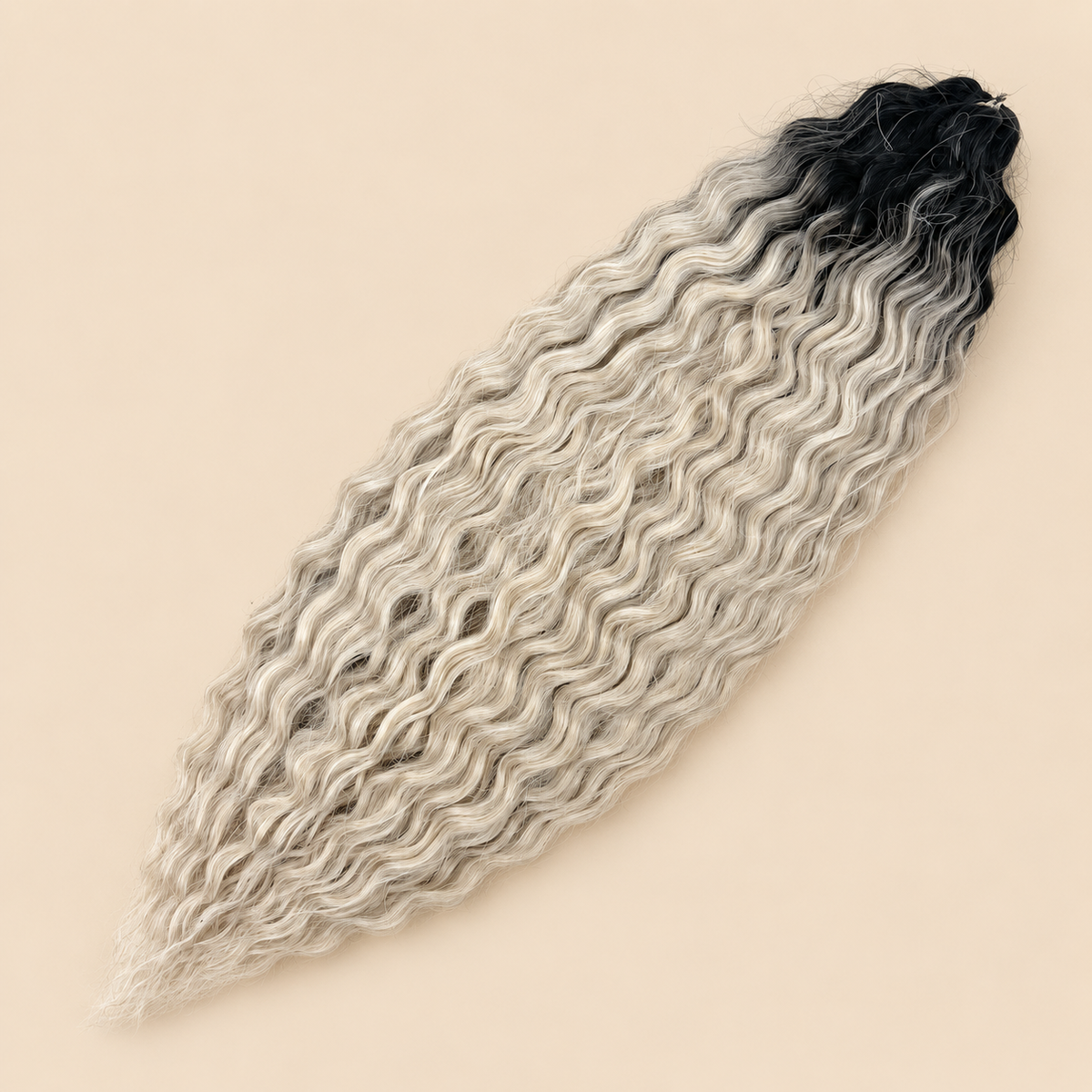Ariel golvend kanekalon invlechthaar 55 cm 300 g in bruin/blond ombre (kleur TT4/56D) op beige achtergrond