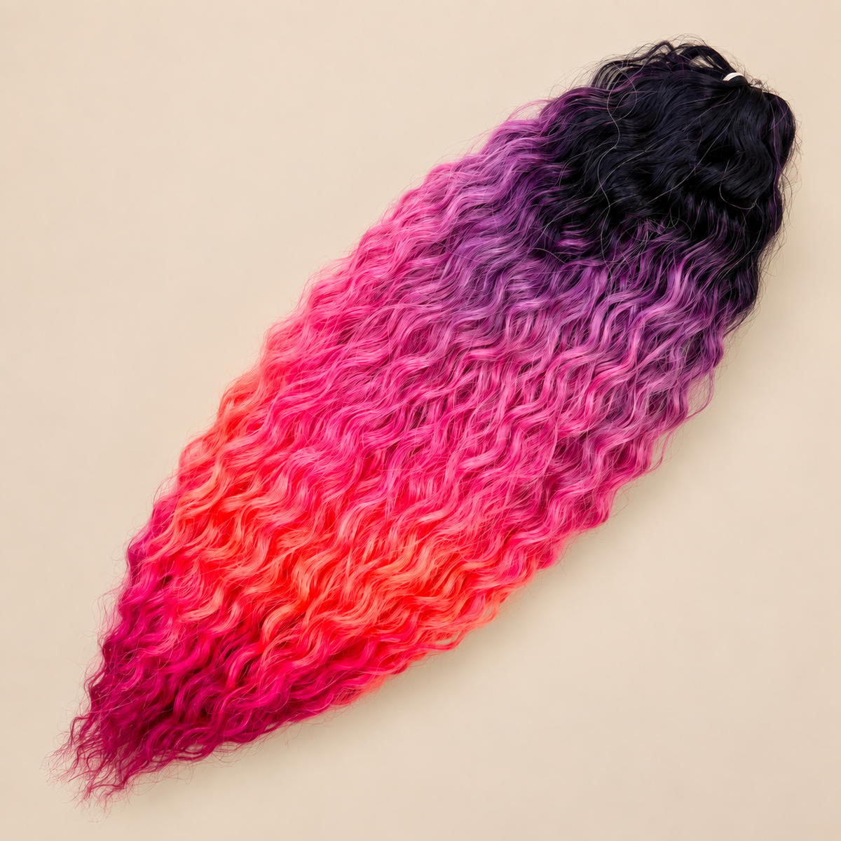 Ariel golvend kanekalon invlechthaar 55 cm 300 g in kleur TTBP/HPD155 op beige achtergrond