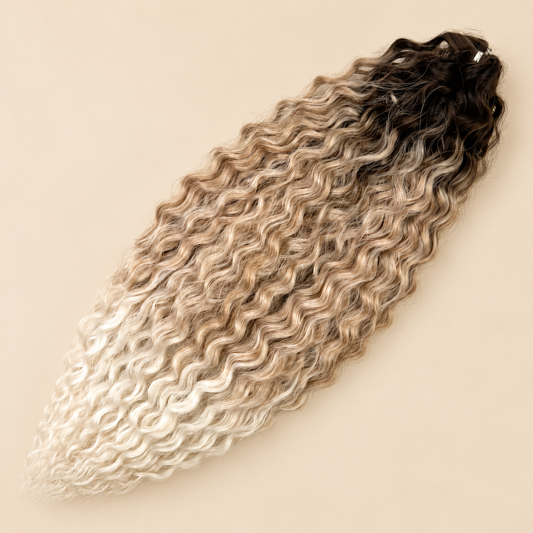 Ariel golvend kanekalon invlechthaar 55 cm 300 g in kleur TTBR/T27+26/1001D op beige achtergrond