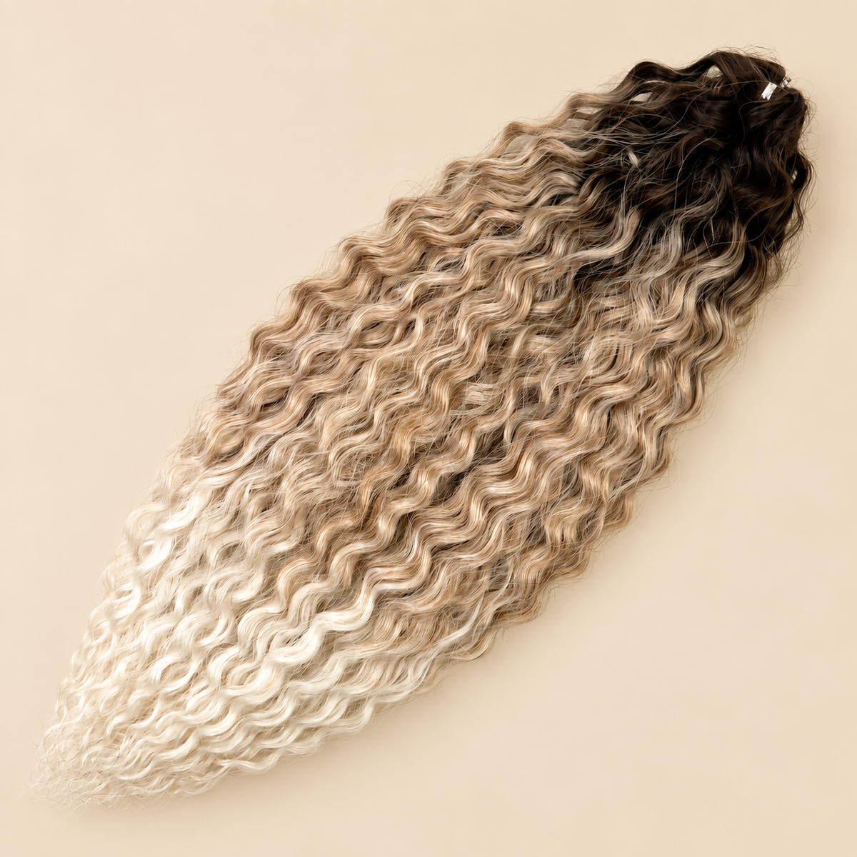 Ariel golvend kanekalon invlechthaar 55 cm 300 g in kleur TTBR/T27+26/1001D op beige achtergrond