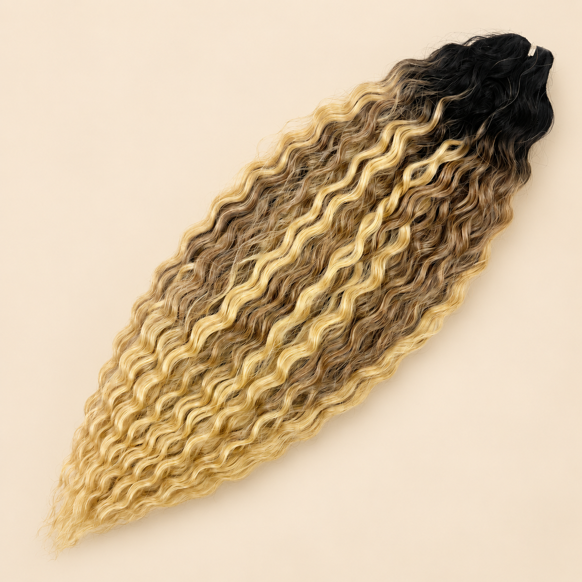 Ariel golvend kanekalon invlechthaar 55 cm 300 g in kleur TTP-2336 op beige achtergrond