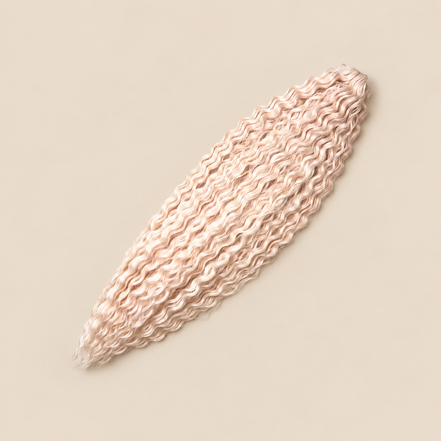 Ariel golvend kanekalon invlechthaar kleur 613B-2 op egale beige achtergrond