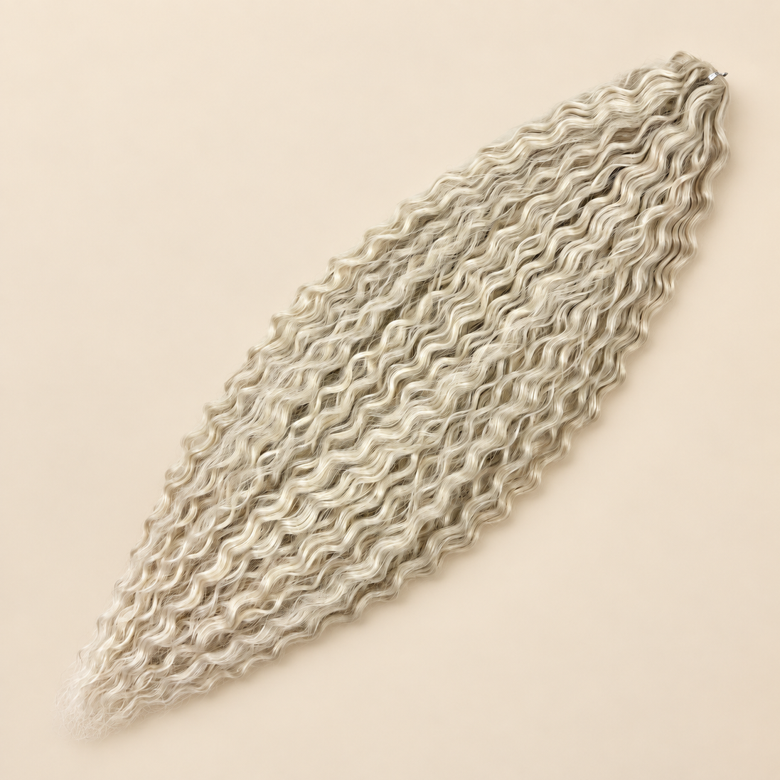 Ariel golvend kanekalon invlechthaar 75 cm 100 g in blond (kleur 56E) op beige achtergrond
