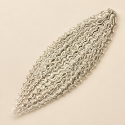 Ariel golvend kanekalon invlechthaar 75 cm 100 g in blond (kleur 56E) op beige achtergrond