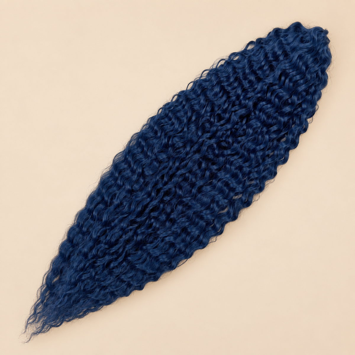 Ariel golvend kanekalon invlechthaar 75 cm 100 g in blauw (kleur Blueberry) op beige achtergrond